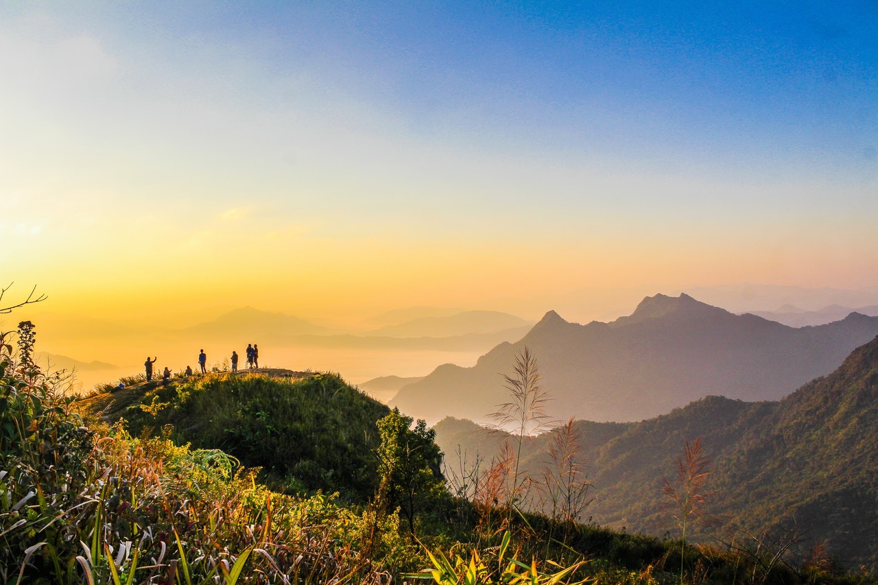 Accueil Photo Of People Standing On Top Of Mountain Near Grasses 733162